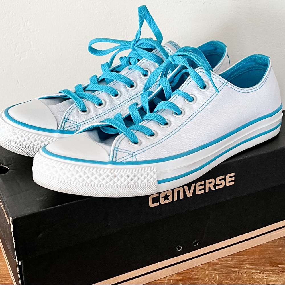 Women’s Converse Low Top Lace Up White Sneakers Shoes With Blue Trim & Laces